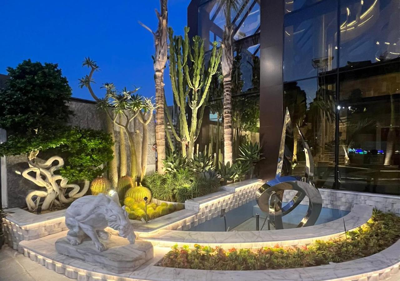Mirage Hotel & Conference Center アレクサンドリア エクステリア 写真 The sculpture park at the hotel