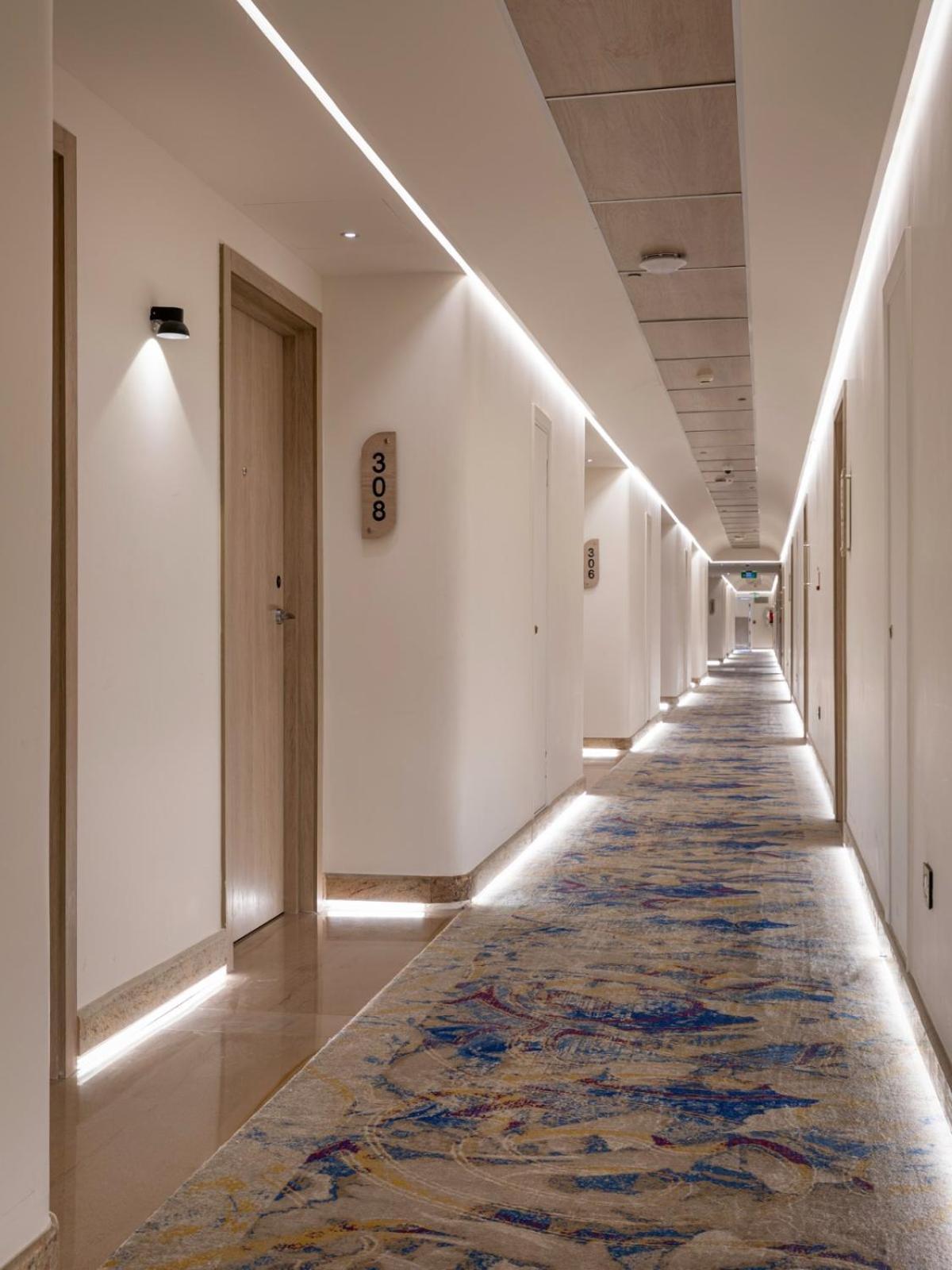 Mirage Hotel & Conference Center アレクサンドリア エクステリア 写真 A corridor at the hotel