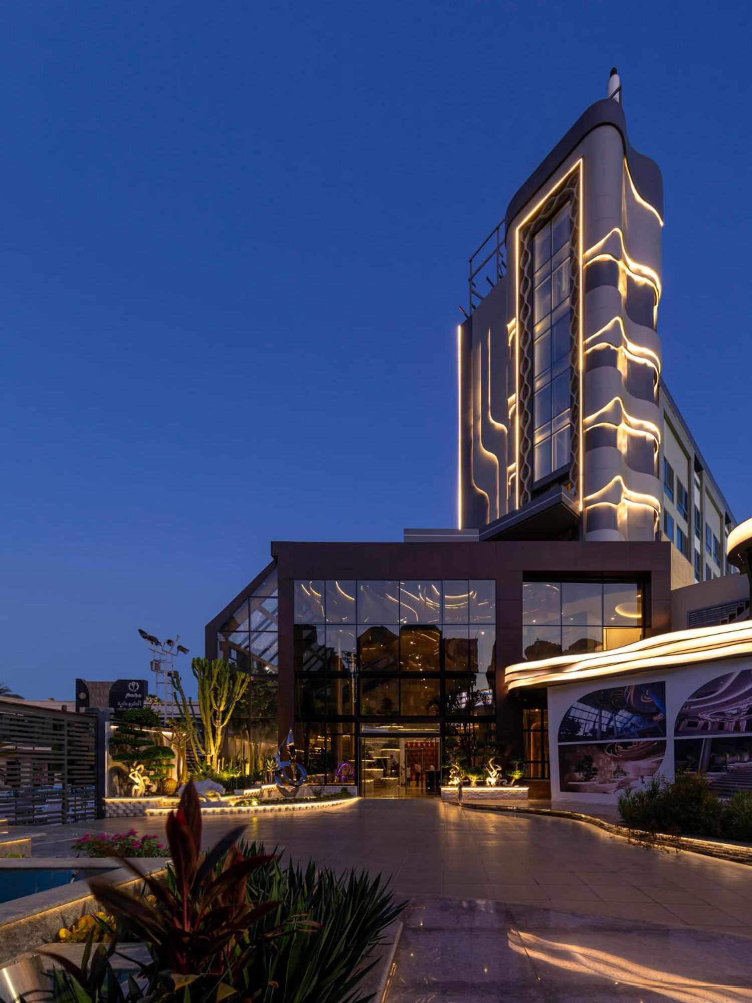 Mirage Hotel & Conference Center アレクサンドリア エクステリア 写真 The hotel at night