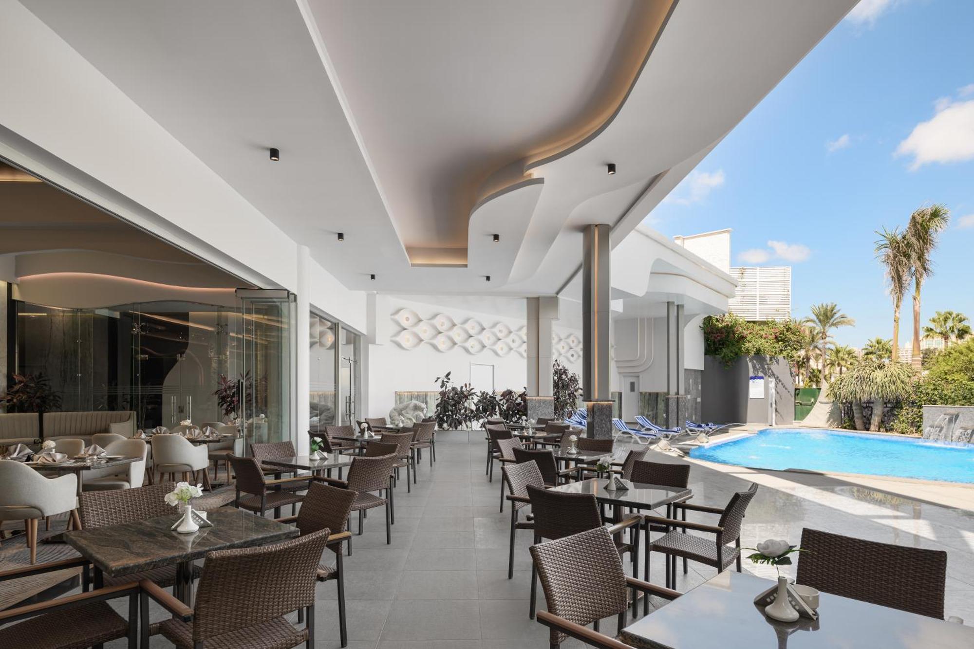 Mirage Hotel & Conference Center アレクサンドリア エクステリア 写真 The pool at the hotel